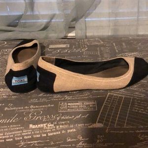 Adorable and comfy Toms. Sz 8.5.